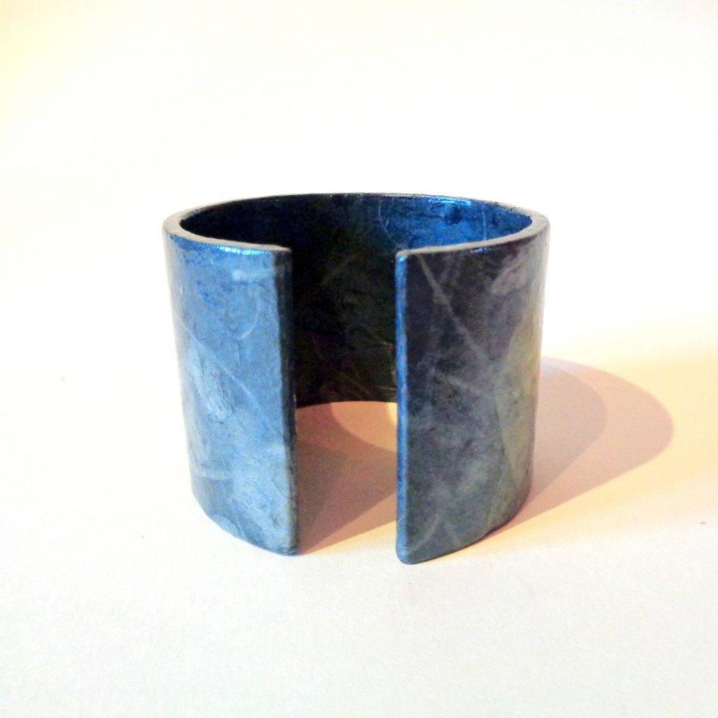Bracelet manchette en carton - Ombres bleues