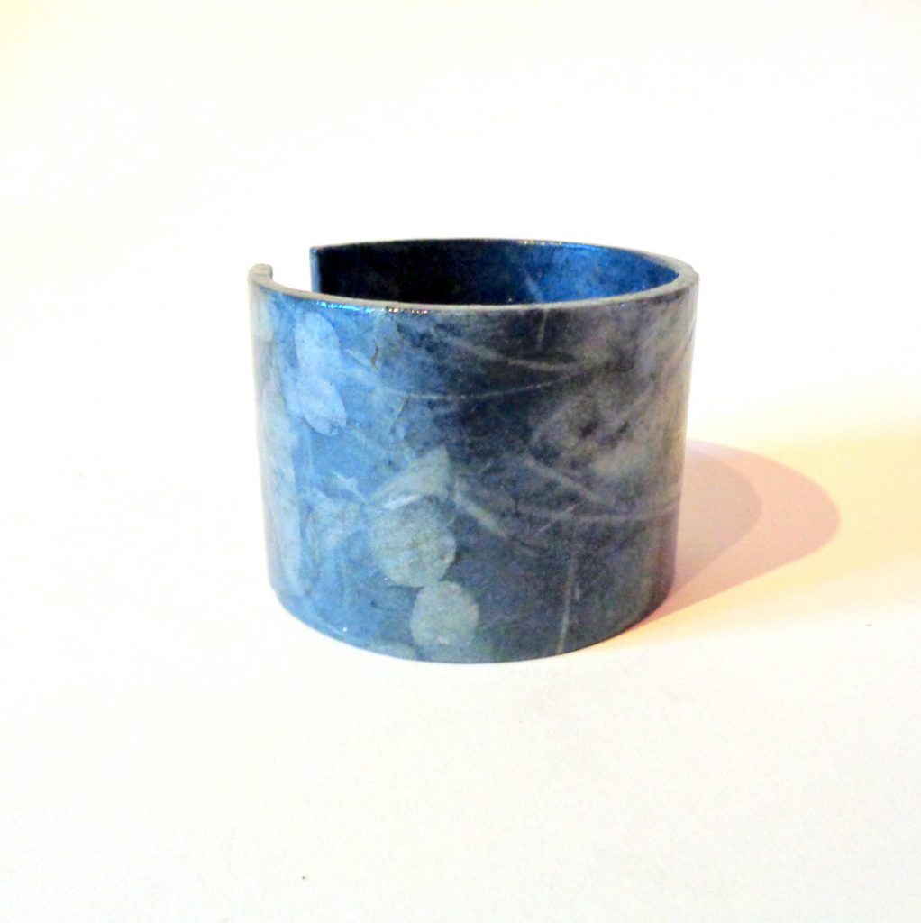 Bracelet manchette en carton - Ombres bleues