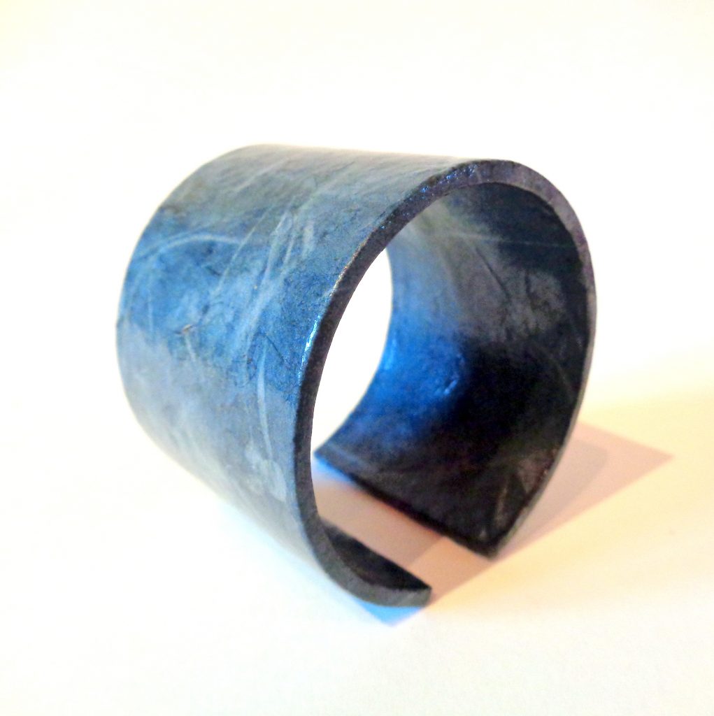 Bracelet manchette en carton - Ombres bleues