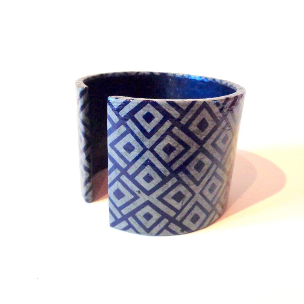 Bracelet manchette en carton - Bleu losanges