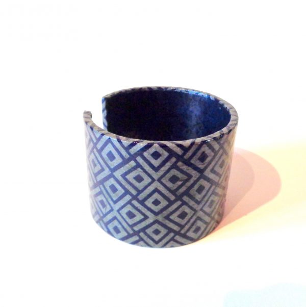 Bracelet manchette en carton - Bleu losanges