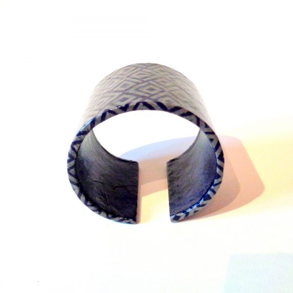 Bracelet manchette en carton - Bleu losanges