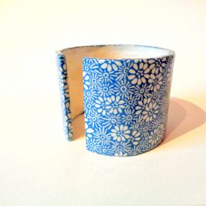 Bracelet manchette en carton - Bleu porcelaine à fleurs – Image 2