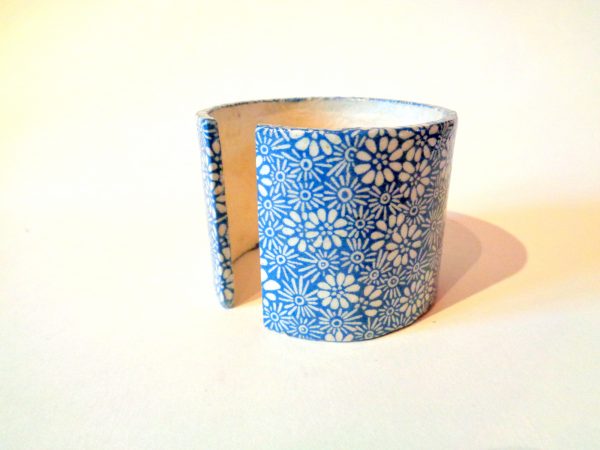 Bracelet manchette en carton - Bleu porcelaine à fleurs