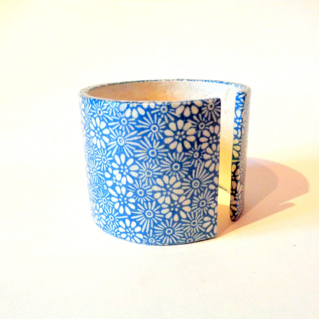 Bracelet manchette en carton - Bleu porcelaine à fleurs