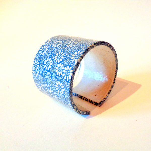 Bracelet manchette en carton - Bleu porcelaine à fleurs