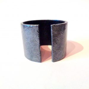 Bracelet manchette en carton - Gris à cercles noirs – Image 3