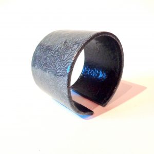 Bracelet manchette en carton - Gris à cercles noirs – Image 2