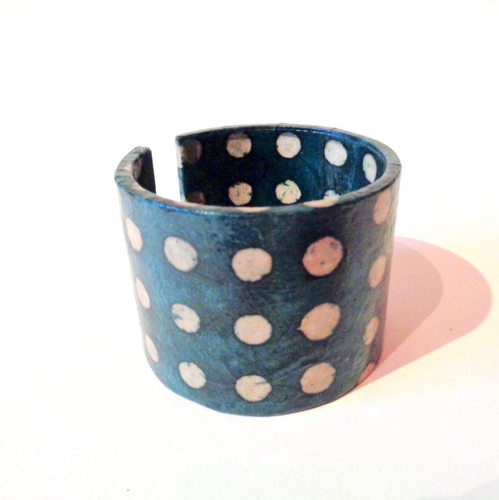 Bracelet manchette en carton - Vert à pois blancs