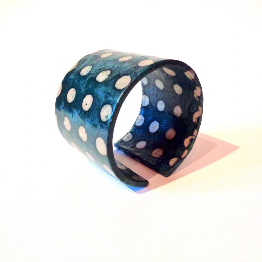 Bracelet manchette en carton - Vert à pois blancs