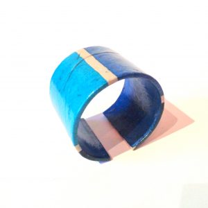 Bracelet manchette en carton - Camaïeu de bleu – Image 2