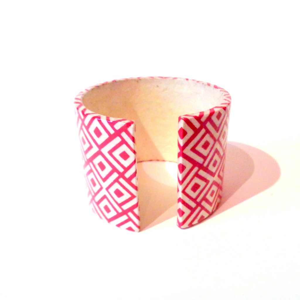 Bracelet manchette en carton - Losanges rouge et blanc