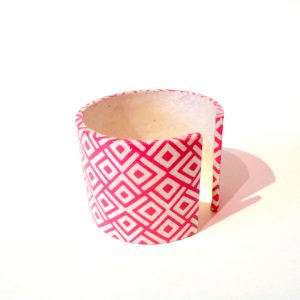 Bracelet manchette en carton - Losanges rouge et blanc