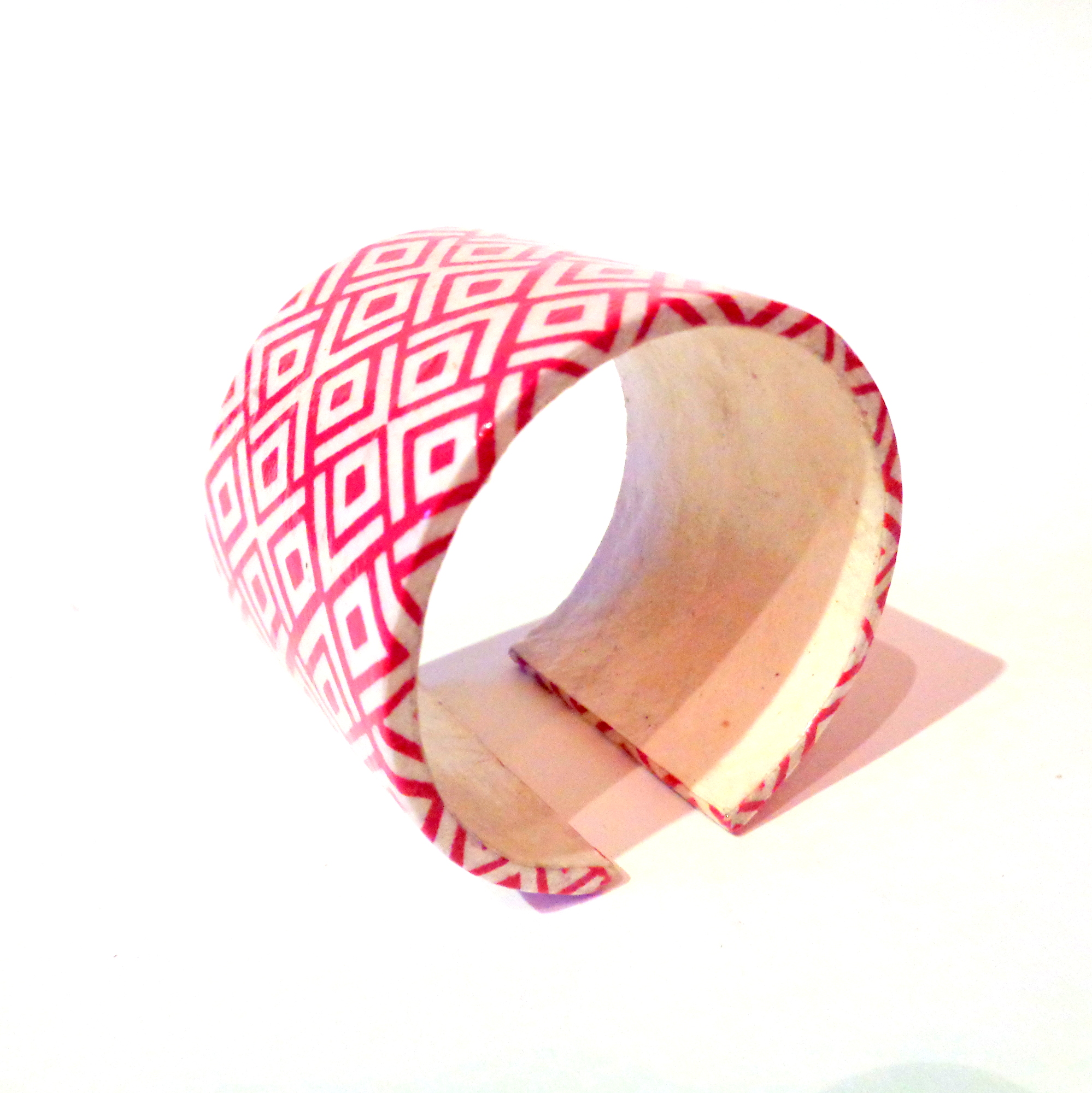 Bracelet manchette en carton - Losanges rouge et blanc – Image 3