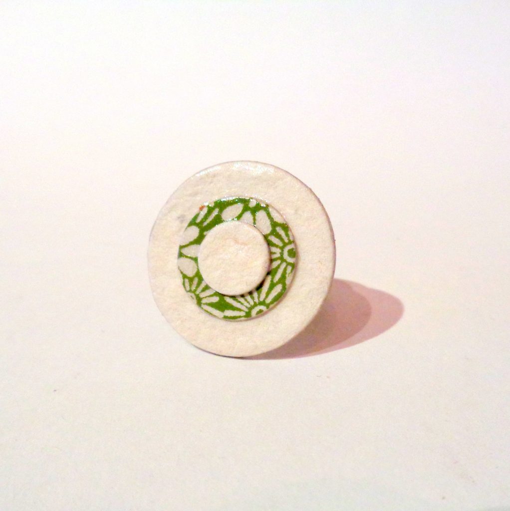 Petite bague ronde en carton - Blanc/Vert à fleurs