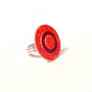 Petite bague ronde en carton - Orange à fleurs/Rouge carmin – Image 2