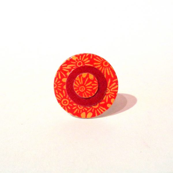 Petite bague ronde en carton - Orange à fleurs/Rouge carmin