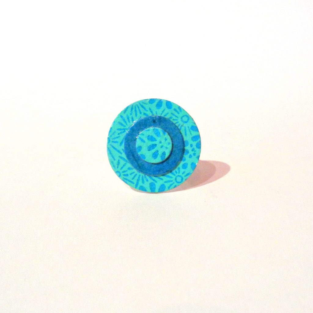 Petite bague ronde en carton - Bleu à fleurs/Bleu turquoise