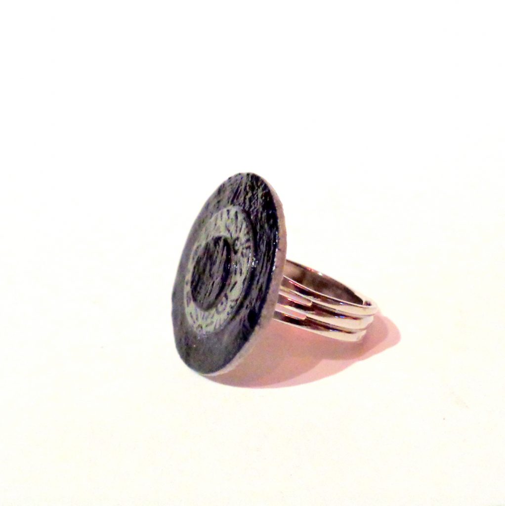 Petite bague ronde en carton - Noir/Gris à fleurs
