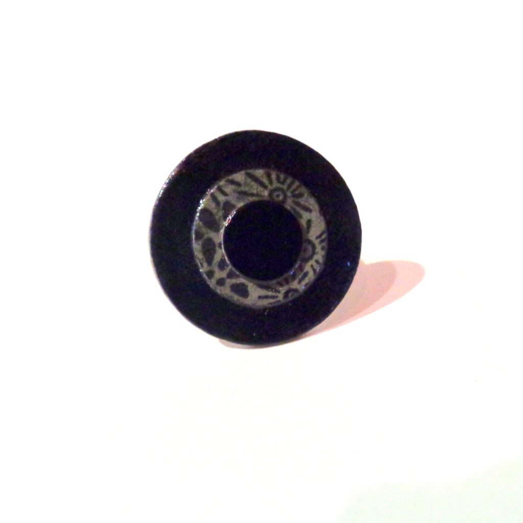 Petite bague ronde en carton - Noir/Gris à fleurs