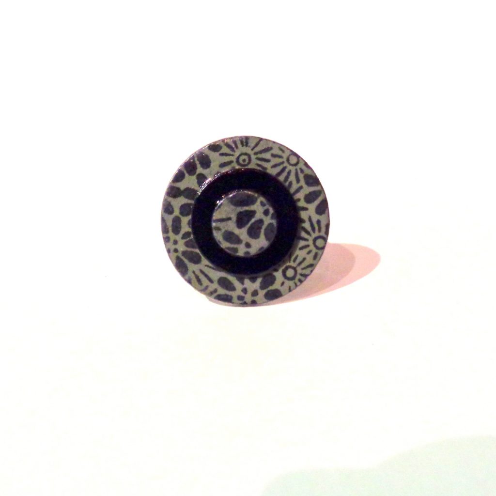 Petite bague ronde en carton - Gris à fleurs/Noir