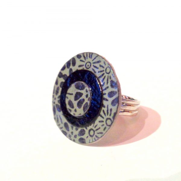 Petite bague ronde en carton - Gris à fleurs/Noir