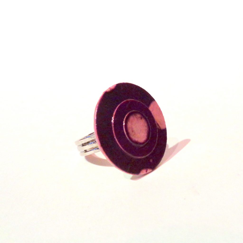 Petite bague ronde en carton - Bordeaux à pois blancs