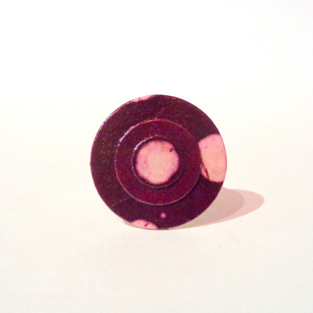 Petite bague ronde en carton - Bordeaux à pois blancs