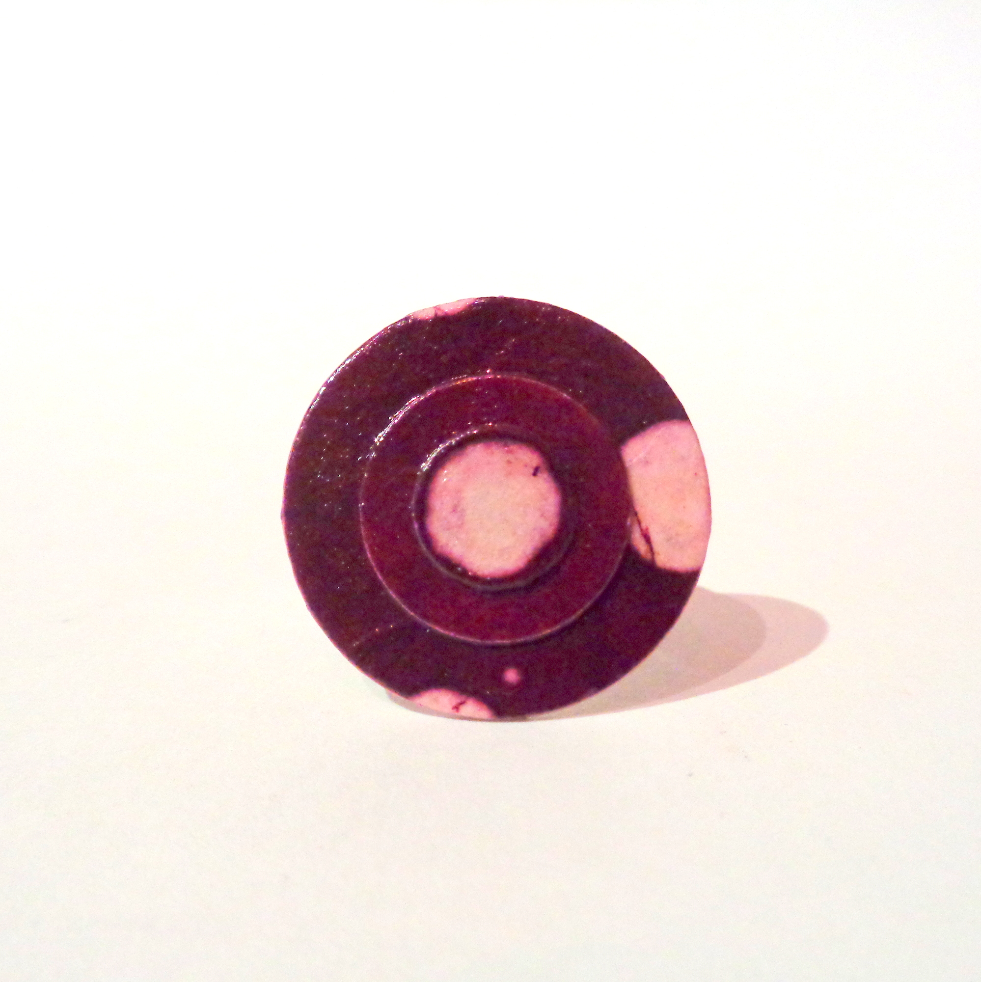 Petite bague ronde en carton - Bordeaux à pois blancs – Image 1