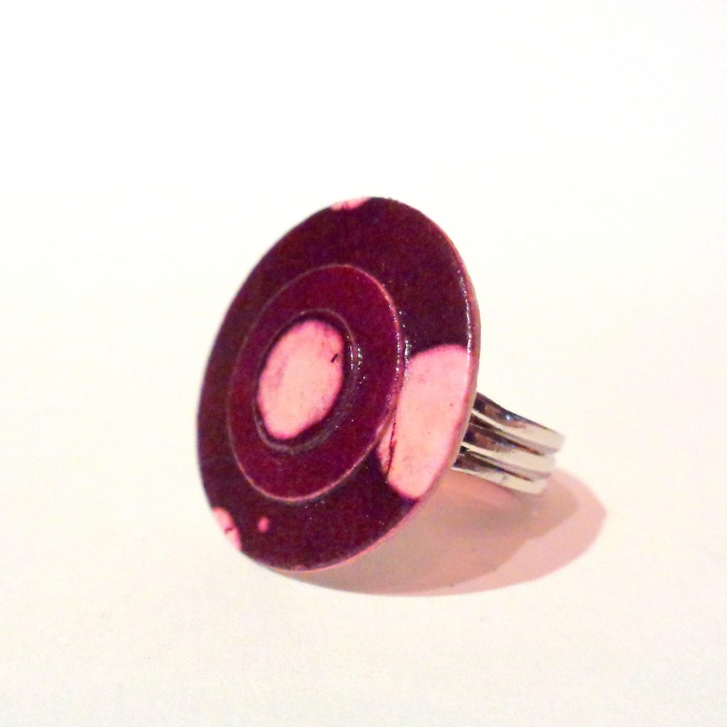 Petite bague ronde en carton - Bordeaux à pois blancs