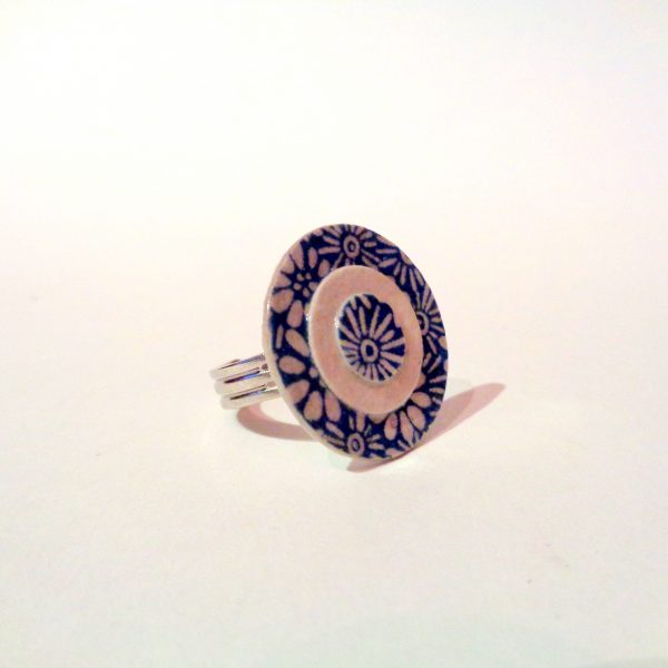 Petite bague ronde en carton - Bleu porcelaine à fleurs/Blanc