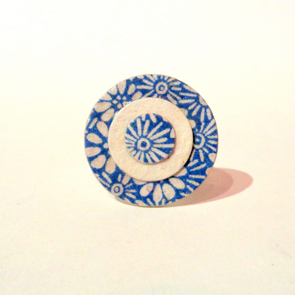 Petite bague ronde en carton - Bleu porcelaine à fleurs/Blanc