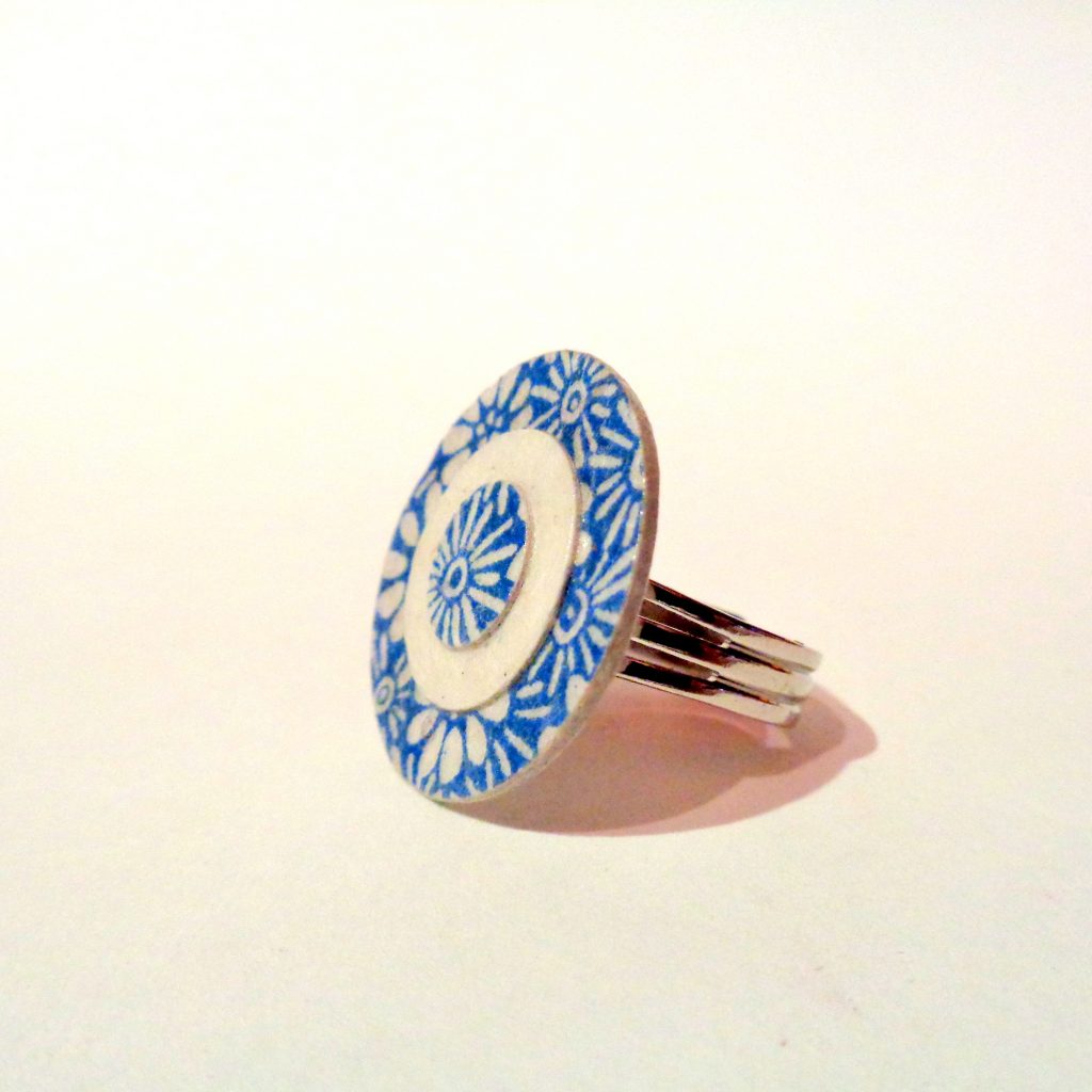 Petite bague ronde en carton - Bleu porcelaine à fleurs/Blanc