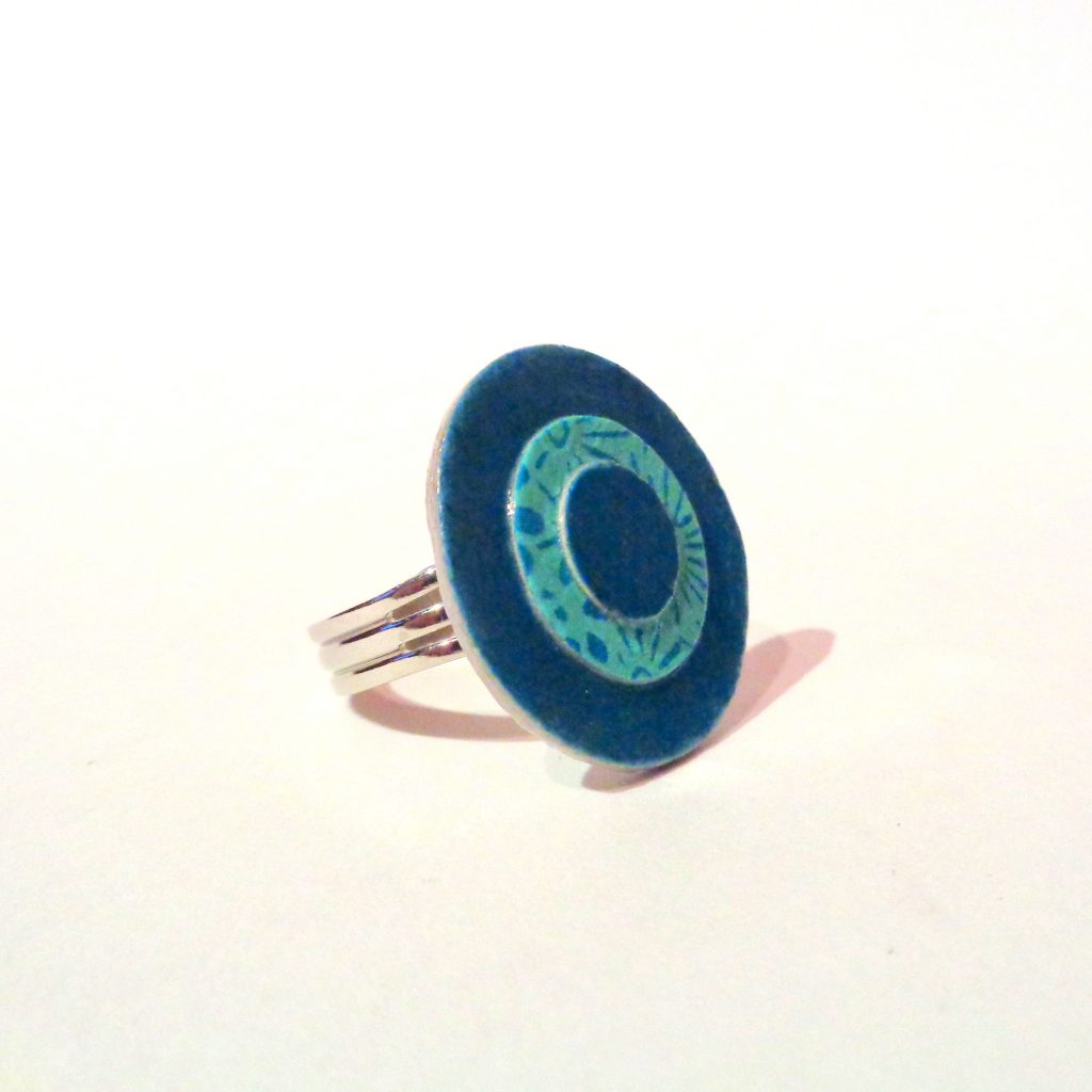 Petite bague ronde en carton - Bleu turquoise/Bleu à fleurs