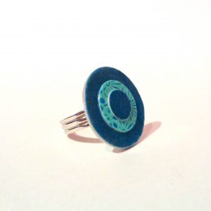 Petite bague ronde en carton - Bleu turquoise/Bleu à fleurs – Image 3