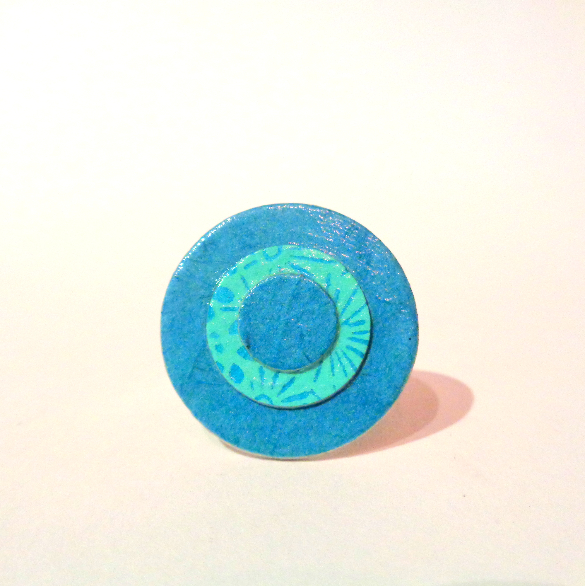 Petite bague ronde en carton - Bleu turquoise/Bleu à fleurs – Image 1
