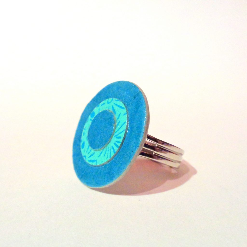 Petite bague ronde en carton - Bleu turquoise/Bleu à fleurs