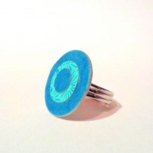 Petite bague ronde en carton - Bleu turquoise/Bleu à fleurs – Image 2