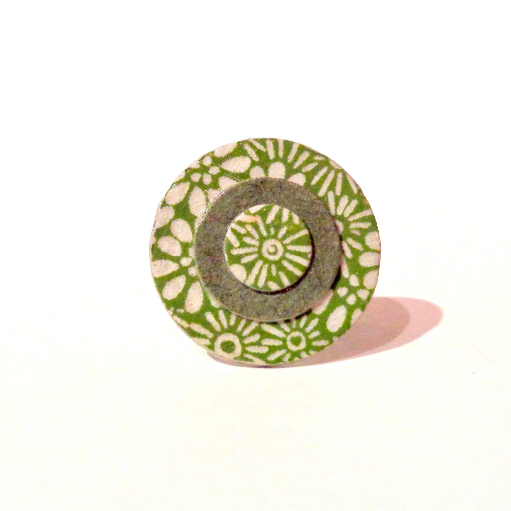 Petite bague ronde en carton - Vert à fleurs/Vert olive