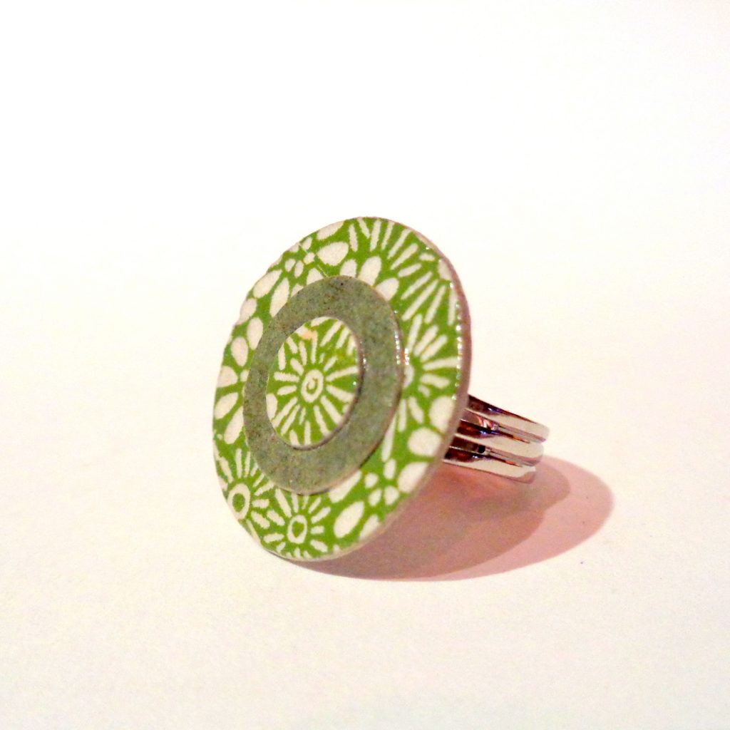 Petite bague ronde en carton - Vert à fleurs/Vert olive