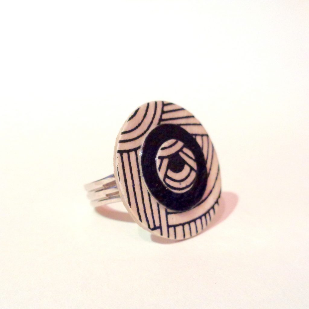 Petite bague ronde en carton - Blanc Nœuds/Noir