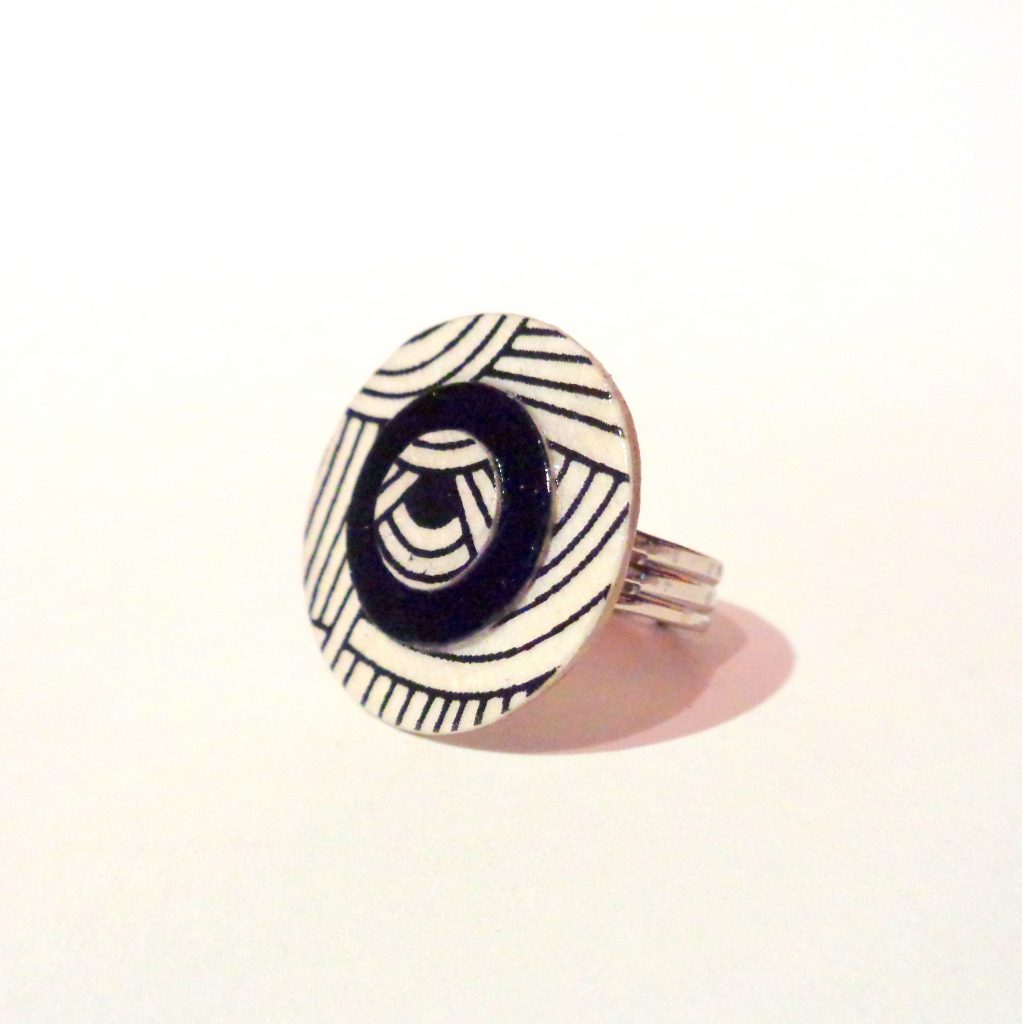 Petite bague ronde en carton - Blanc Nœuds/Noir