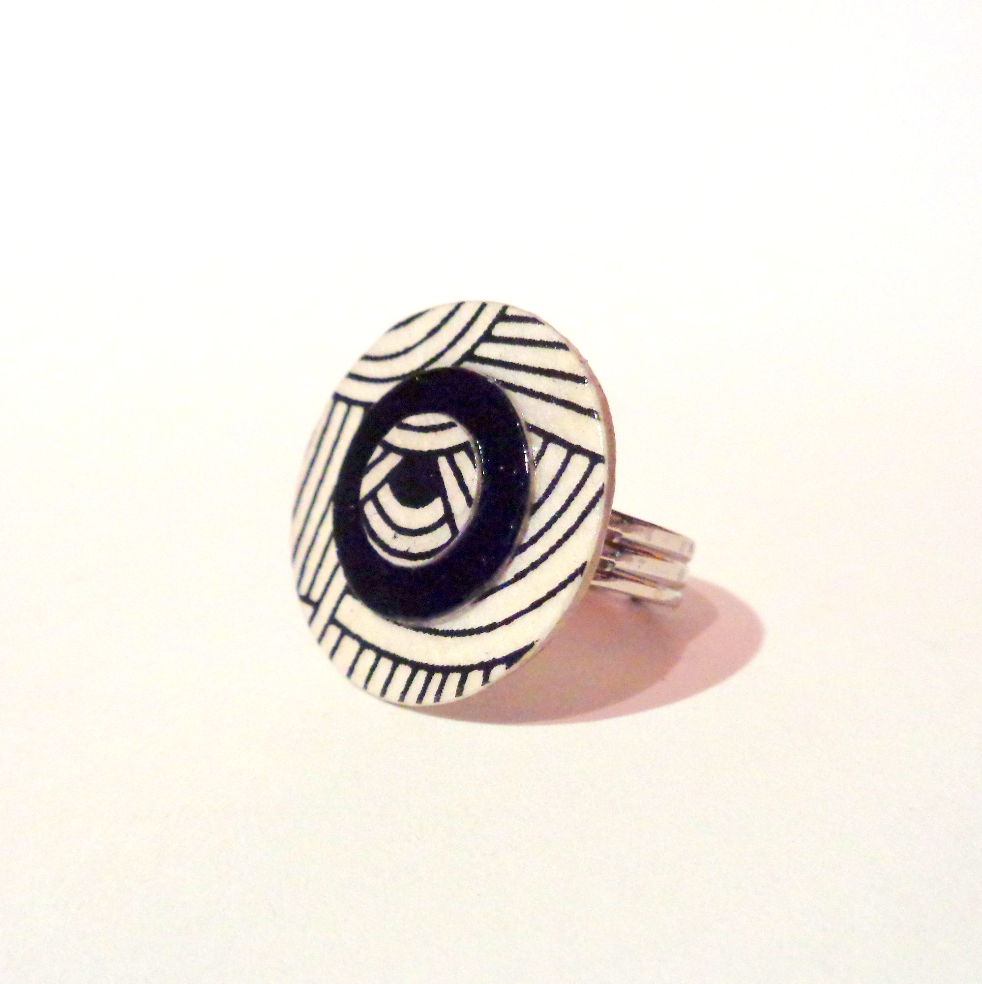 Petite bague ronde en carton - Blanc Nœuds/Noir – Image 3