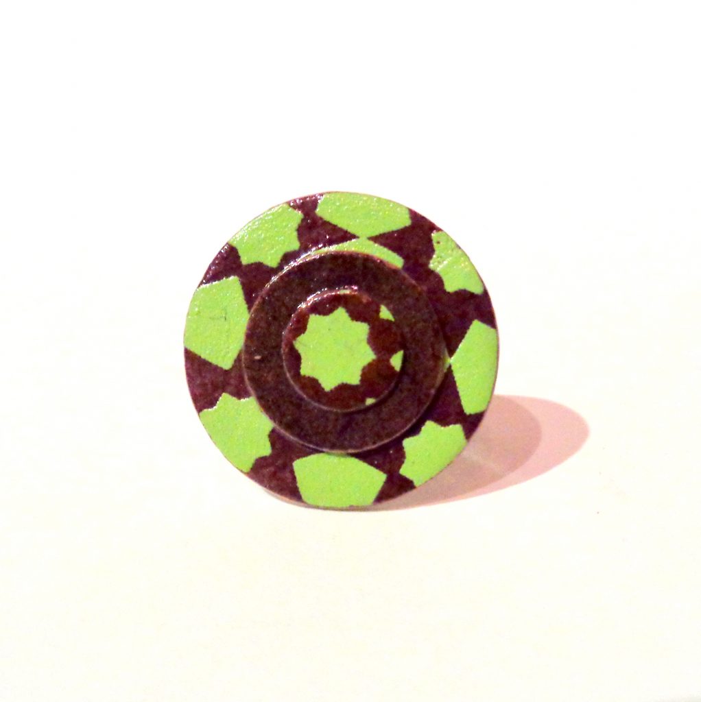 Petite bague ronde en carton - Vert étoilé/Marron