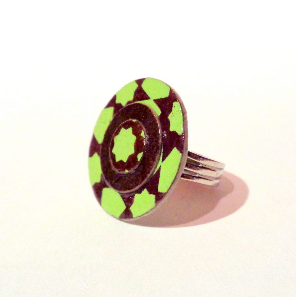 Petite bague ronde en carton - Vert étoilé/Marron