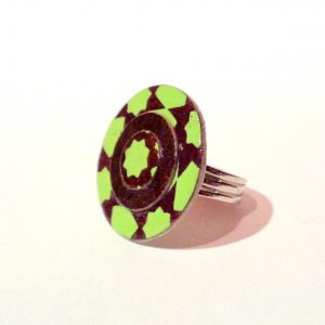 Petite bague ronde en carton - Vert étoilé/Marron – Image 2