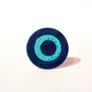 Petite bague ronde en carton - Bleu outremer/Bleu à fleurs
