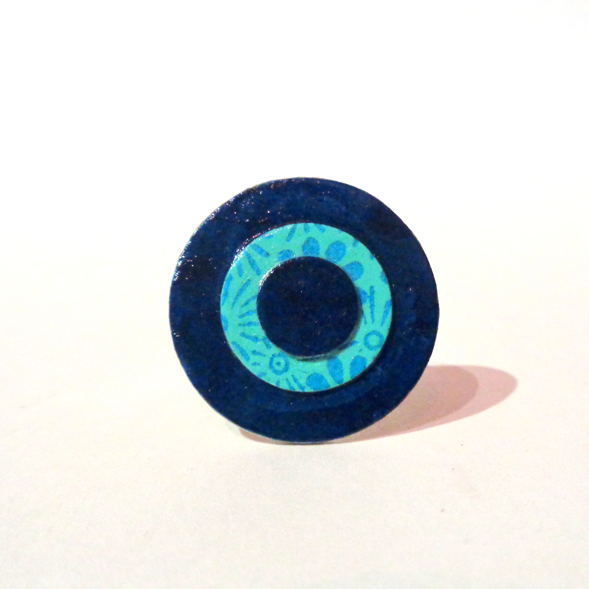 Petite bague ronde en carton - Bleu outremer/Bleu à fleurs – Image 1