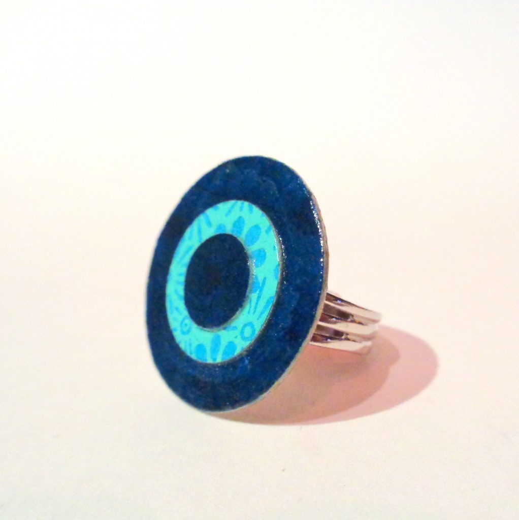 Petite bague ronde en carton - Bleu outremer/Bleu à fleurs