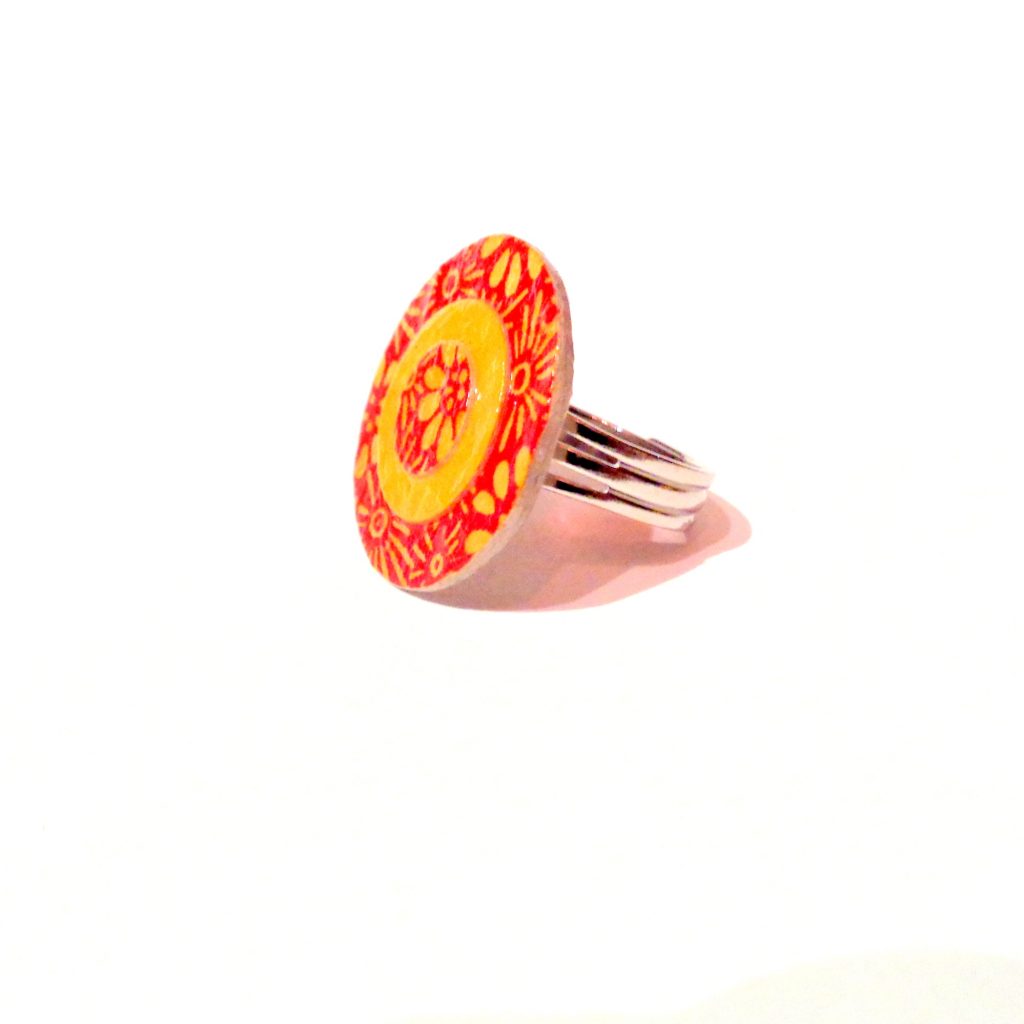 Petite bague ronde en carton - Orange à fleurs/Jaune